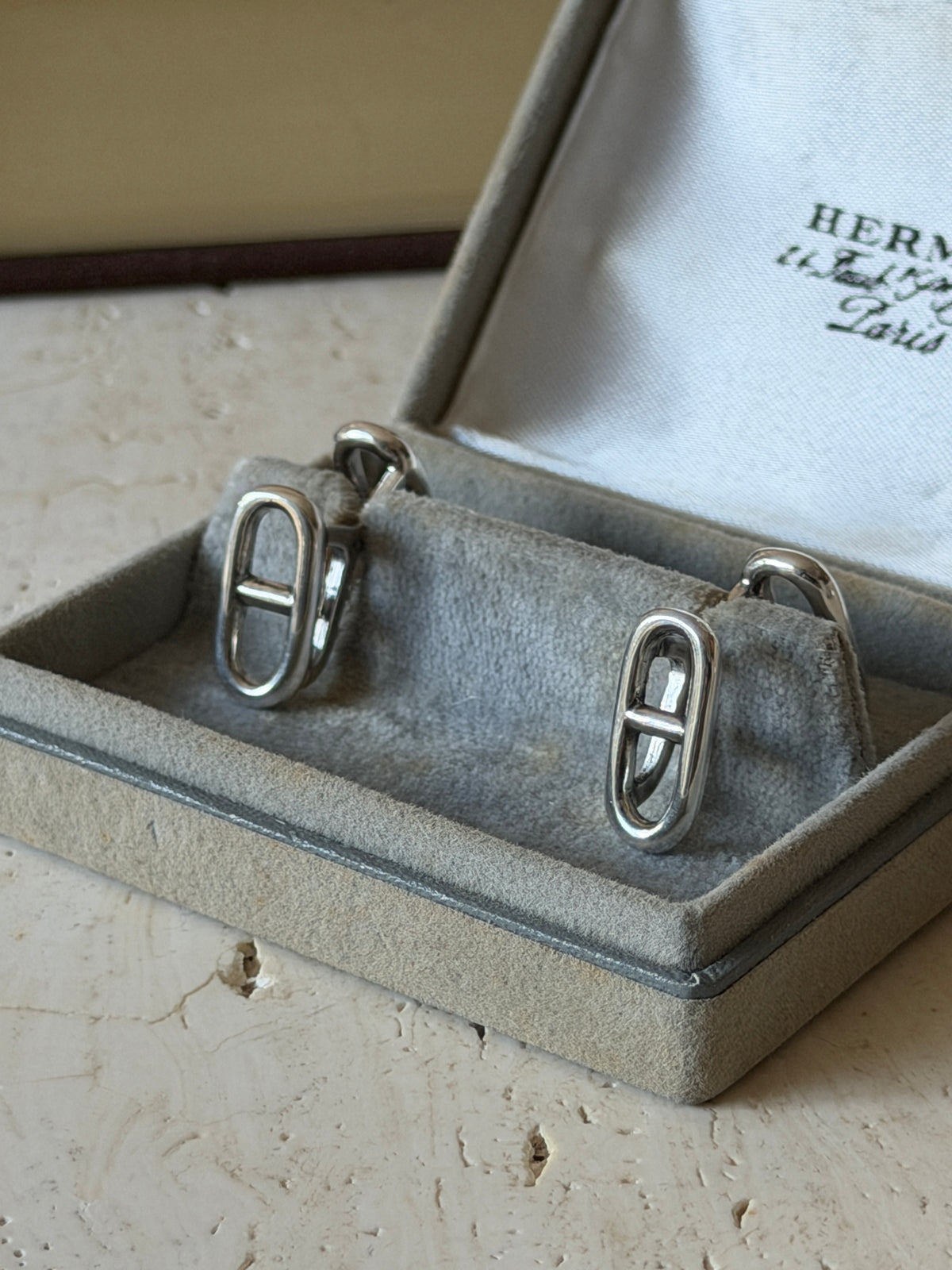 Angled view of the silver Chaine d&