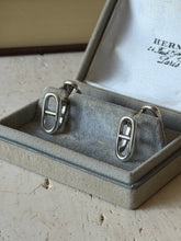 Angled view of the silver Chaine d&