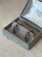 Angled view of the Chaine d&