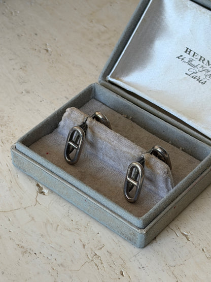 Angled view of the Chaine d&